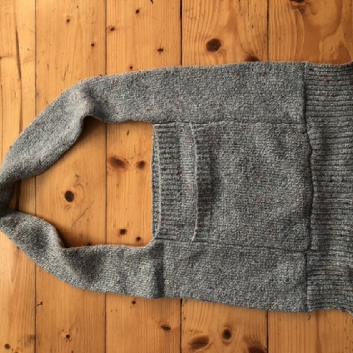 Stary sweter zamieniony w małą torebkę z wełny
