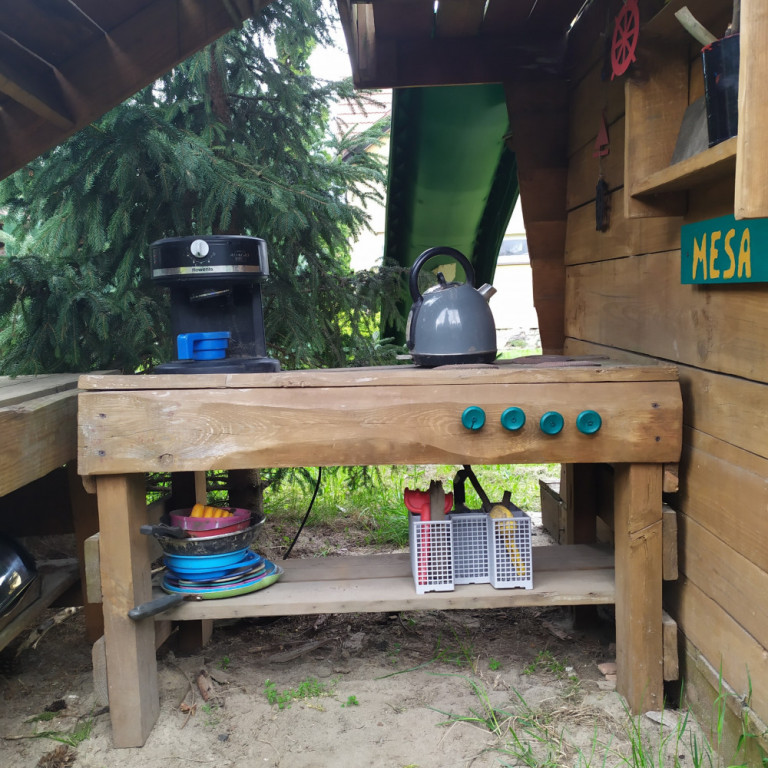 Dziecięca kuchnia ogrodowa DIY - piracka mesa
